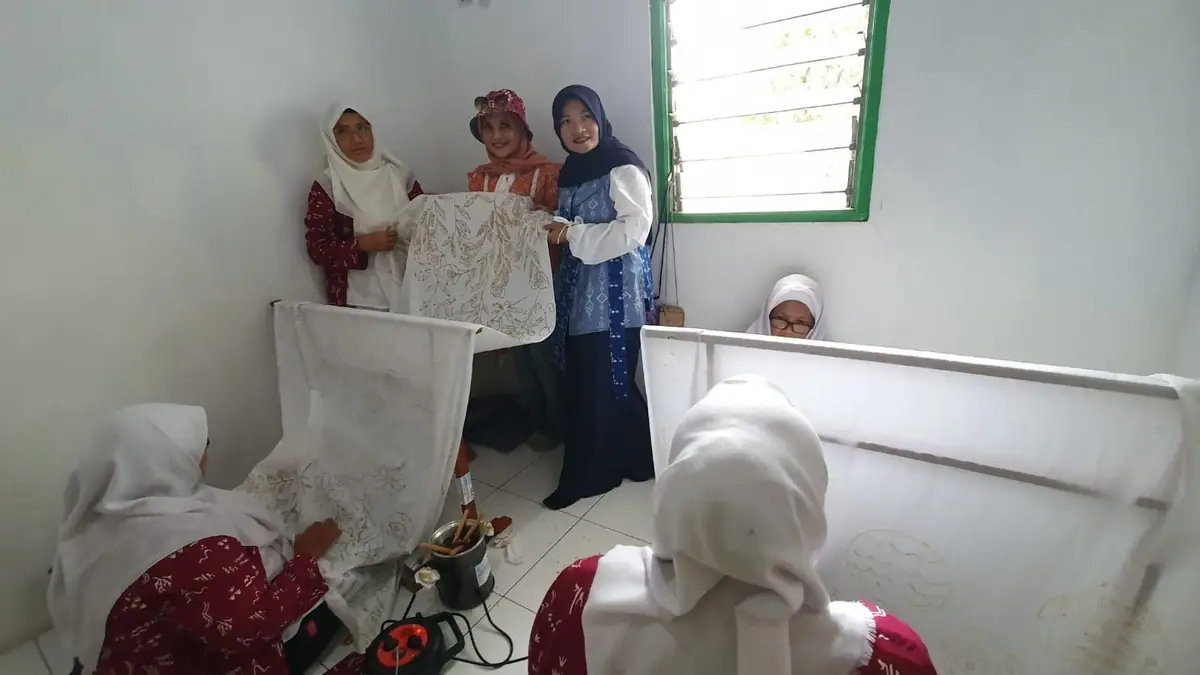 KUB Tumbuh Diluncurkan di Desa Cipaku, Dorong Pemberdayaan Ekonomi Perempuan Lewat Inovasi Batik