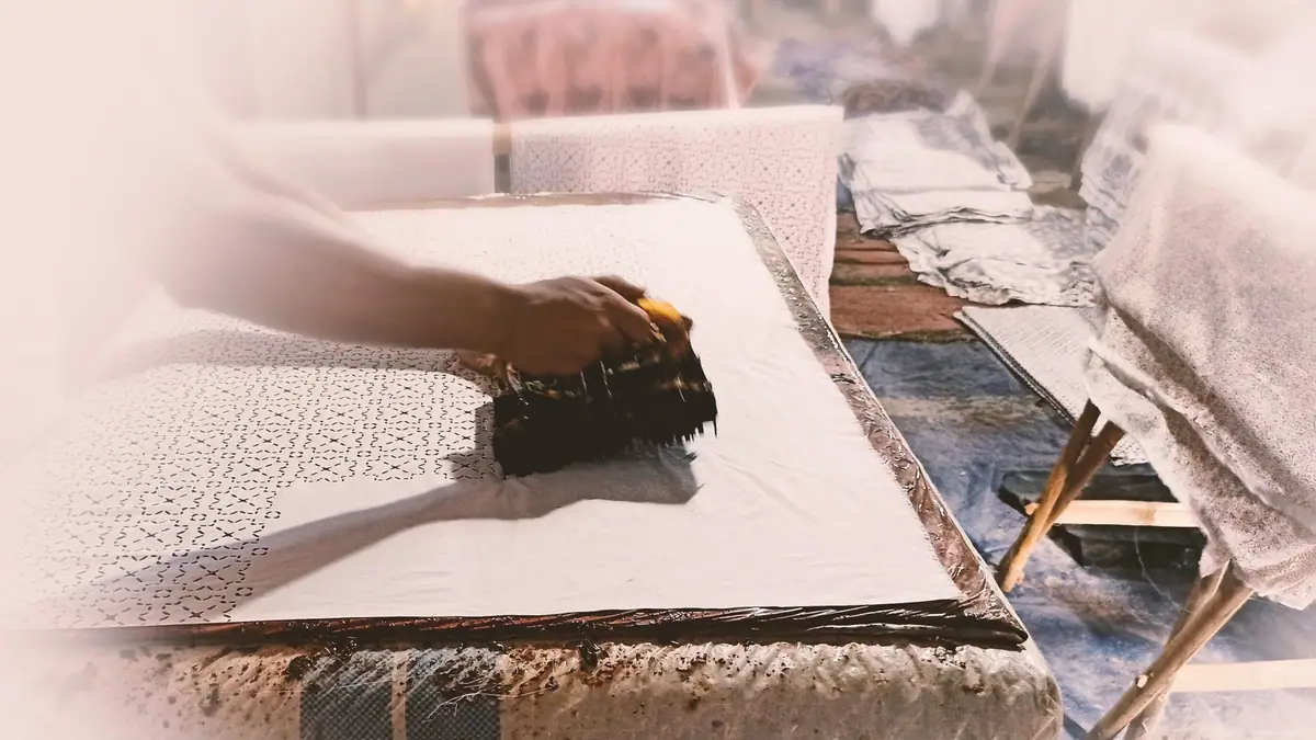 Pengrajin sedang membatik di Rumah Batik Organik