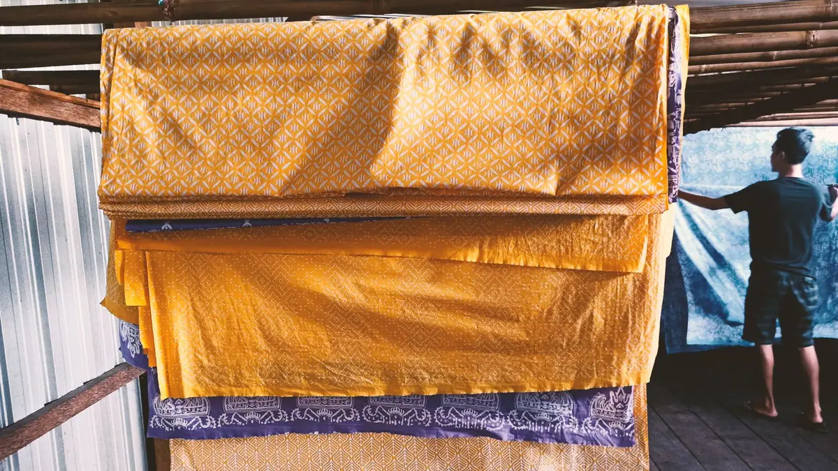 Proses pembuatan batik — foto 1