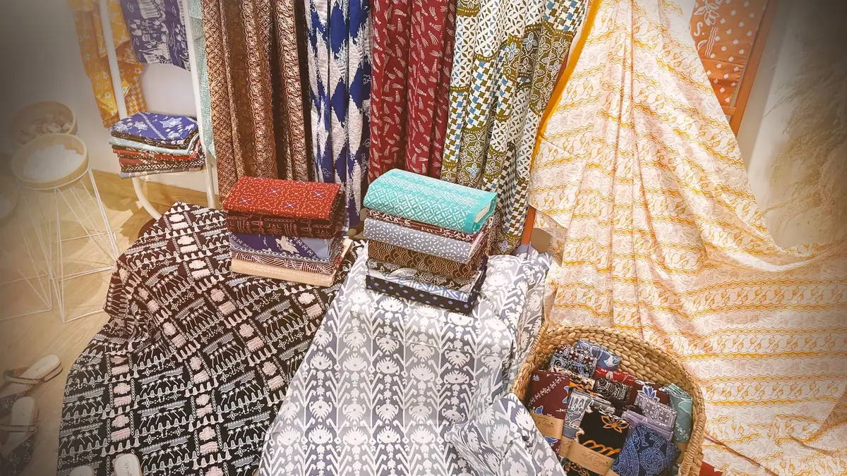 Koleksi kain BatikOrganik ditata di ruang pamer